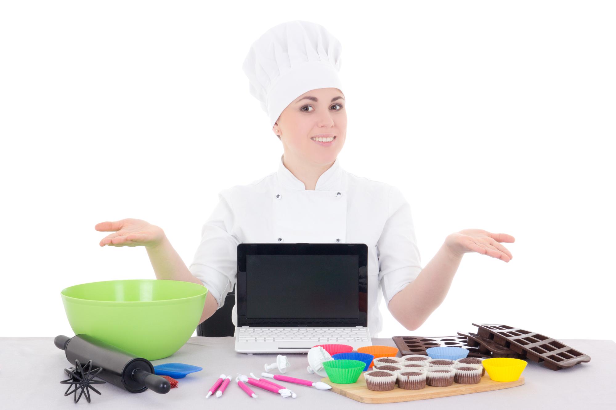 Istruttore che mostra tecnica culinaria