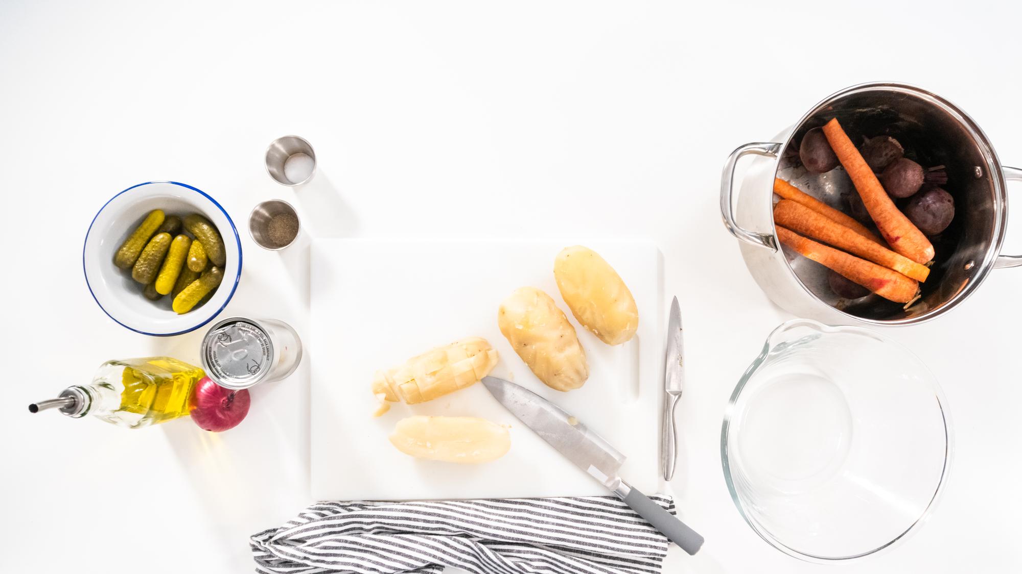 Tavolo di lavoro con ingredienti disposti per una lezione